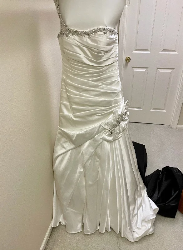 Your Discount is Waiting!Allure Bridals 8750
