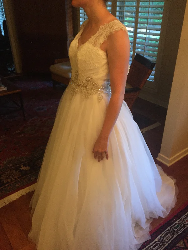 Your Shopping Wish, Our Discount Command!Allure Bridals 9022