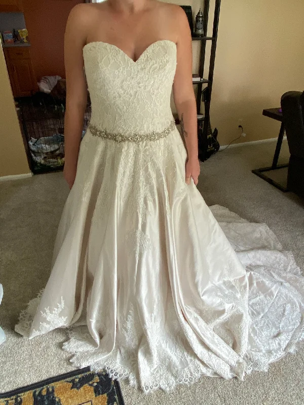 Crazy Discounts Inside!Allure Bridals 9165