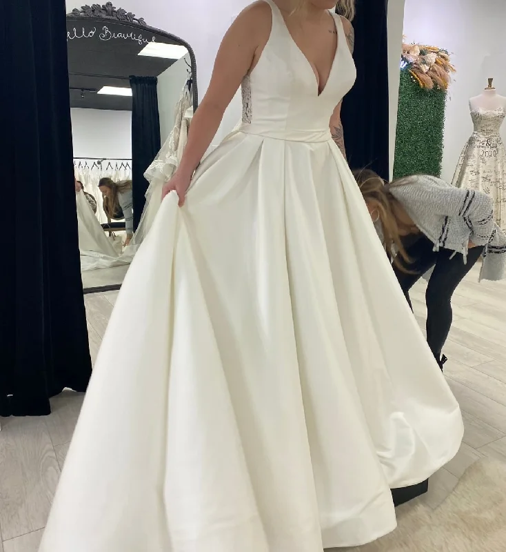 Limited Time Offer!Allure Bridals 9473