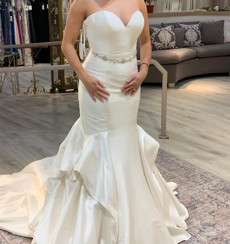 Seasonal Sale – Shop Now!Allure Bridals 9658