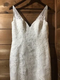 Best Offers of the Month!Allure Bridals Allure Romance 2606