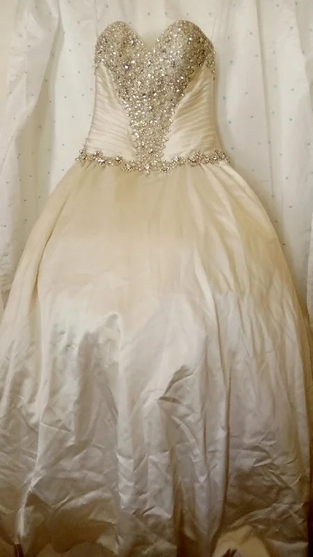 Hottest Discounts of the Year!Allure Bridals C240