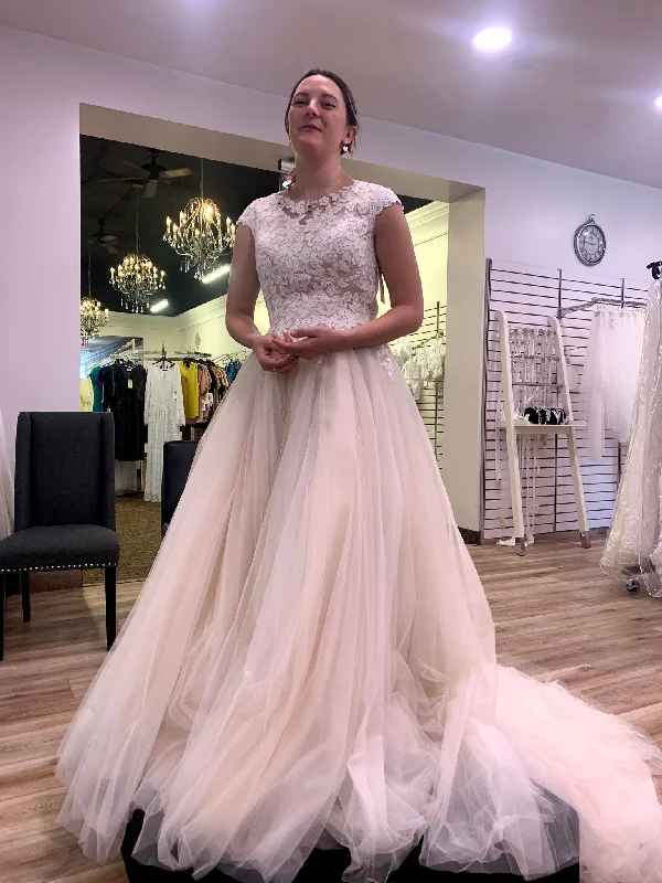 Your Exclusive Offer Awaits!Allure Bridals M677
