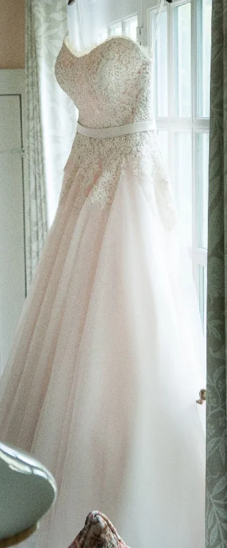 Hot Deals You Can’t Resist!Allure Bridals Romance 2908