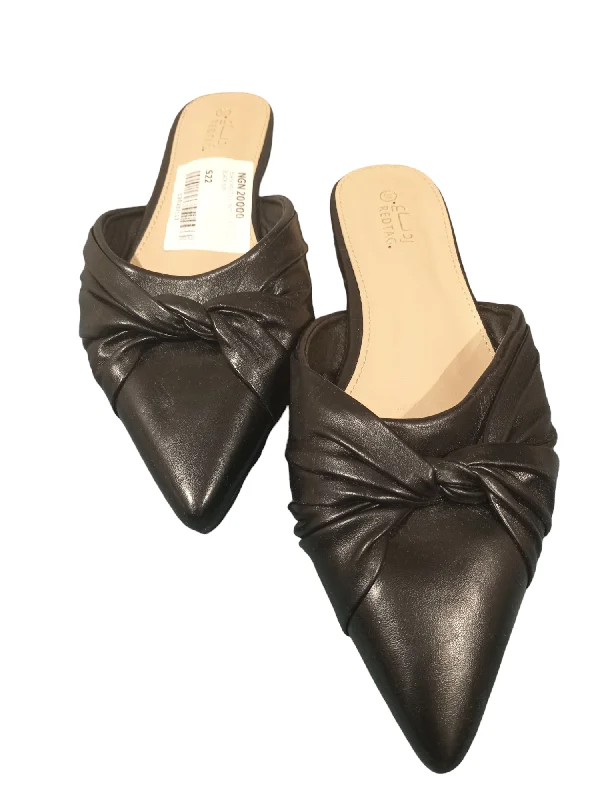 Shop Smart, Save Big!Black Knot Closed Toe Mule